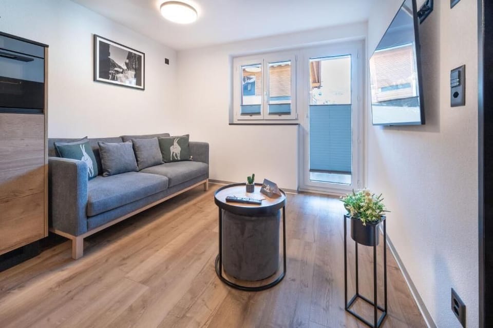 Apartment, Balcony, Mountain View | Living area