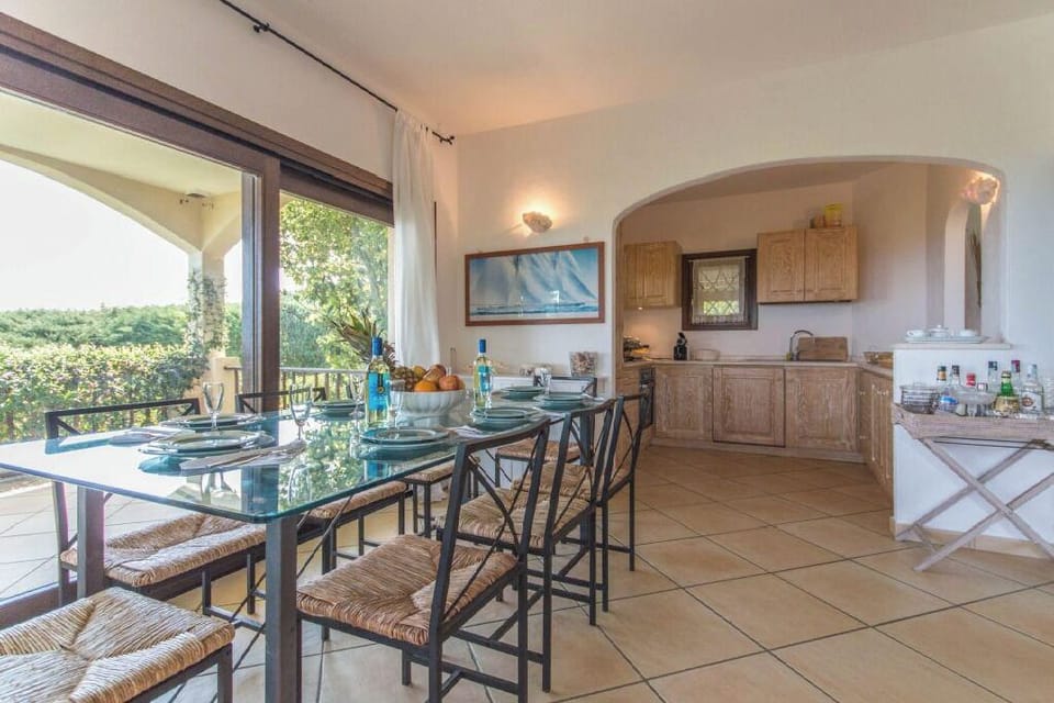 Deluxe Double or Twin Room, Pool View | Dining
