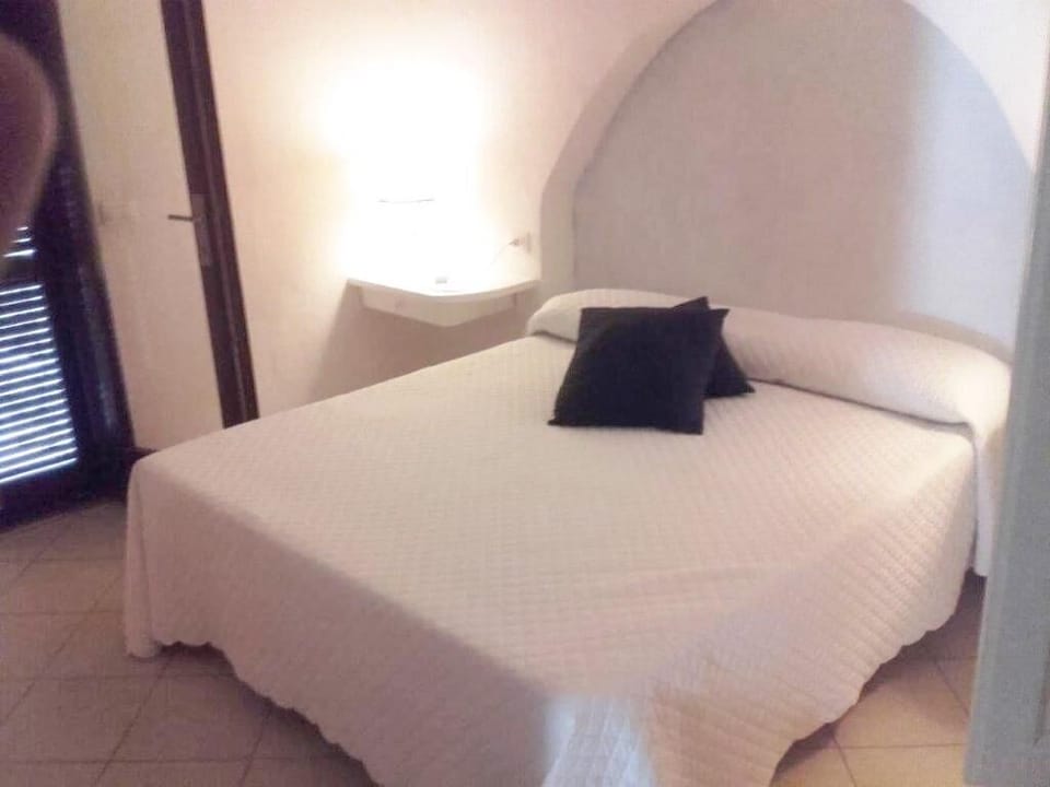 Deluxe Double or Twin Room, Pool View | In-room safe, iron/ironing board, WiFi (free)