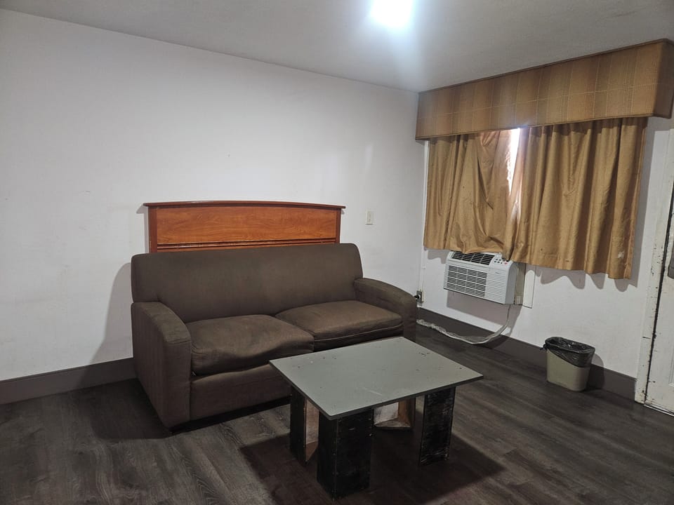 Basic Single Room | Living area