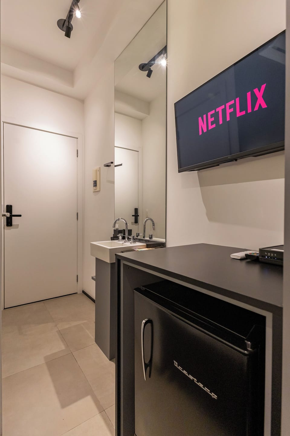 Deluxe Apartment, 1 Double Bed, Kitchen, City View | Private kitchen | Mini-fridge