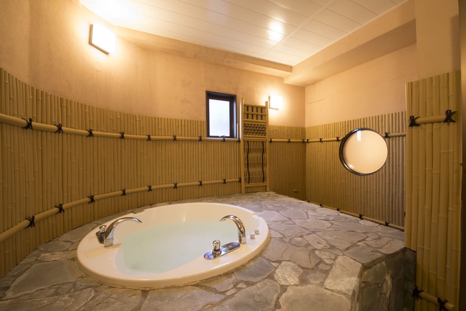 Suite Room | Bathroom | Separate tub and shower, deep soaking tub, free toiletries, hair dryer