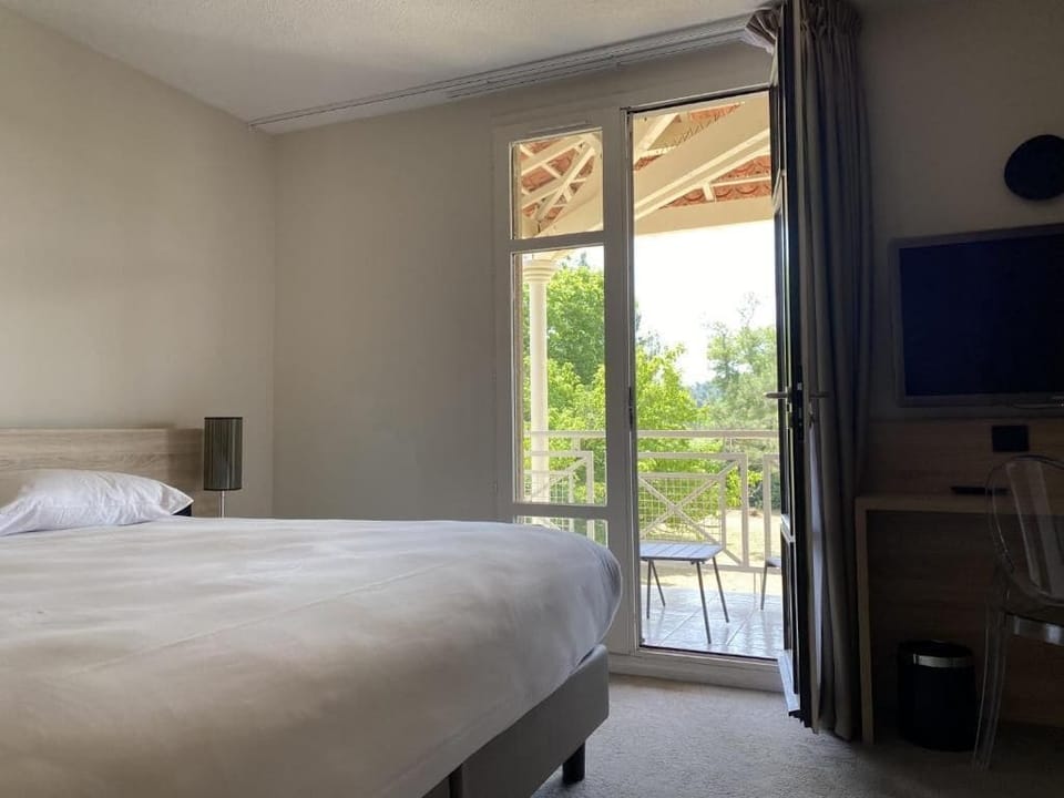 Classic Double Room, Garden View | In-room safe, desk, iron/ironing board (on request), WiFi (free)