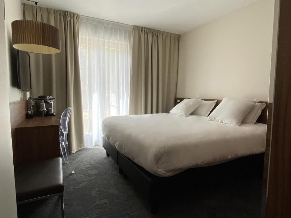Classic Double Room | In-room safe, desk, iron/ironing board (on request), WiFi (free)