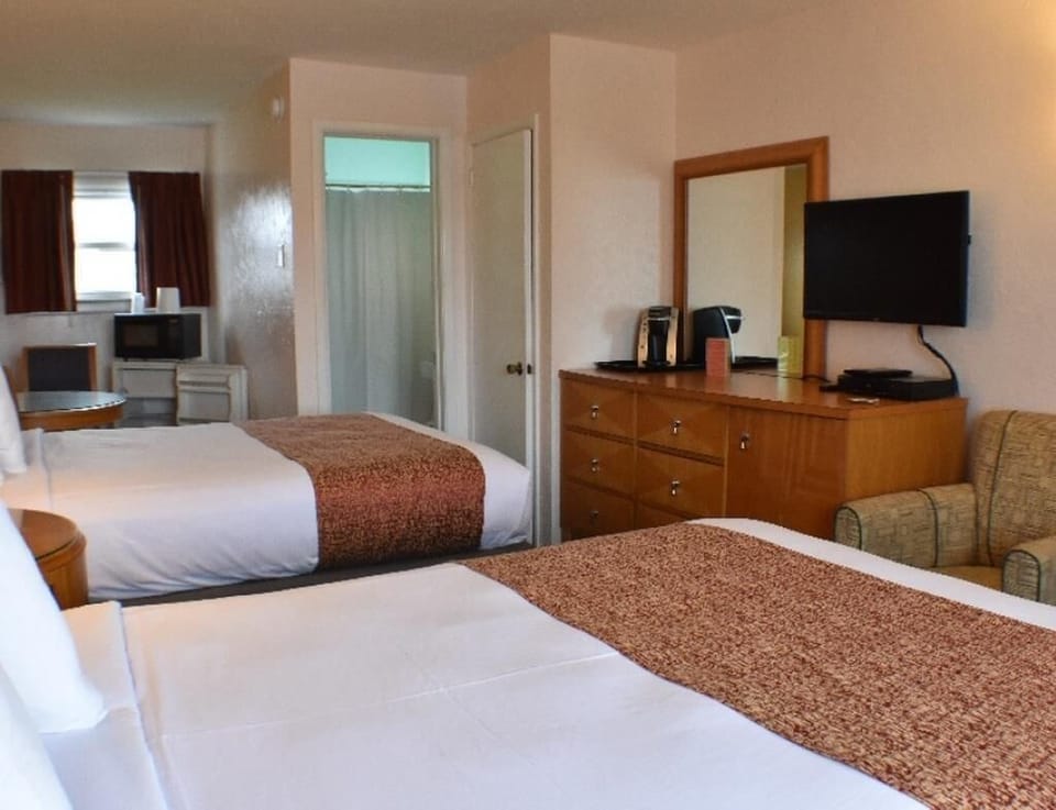 B-Deluxe Room With Two Full Beds and Kitchen image 4