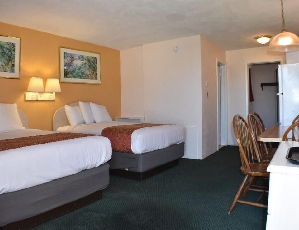 B-Deluxe Room With Two Full Beds and Kitchen image 5