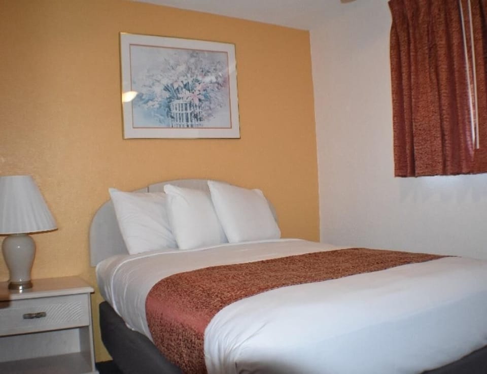 C-Two Room Suite With Three Full Beds and Kitchen image 4
