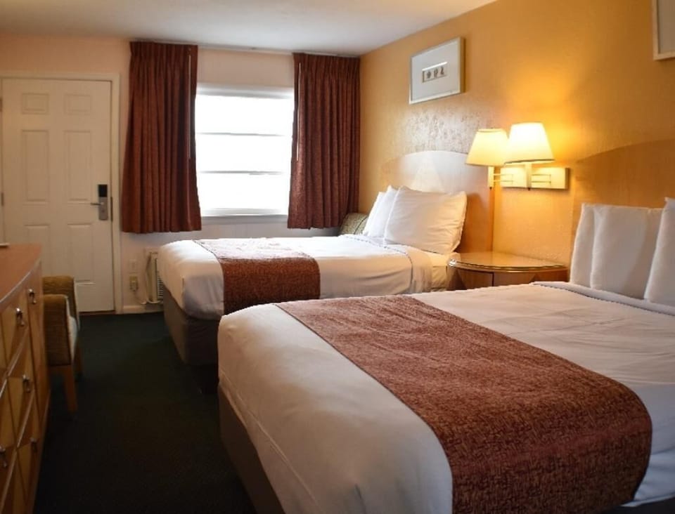 C-Two Room Suite With Three Full Beds and Kitchen image 3