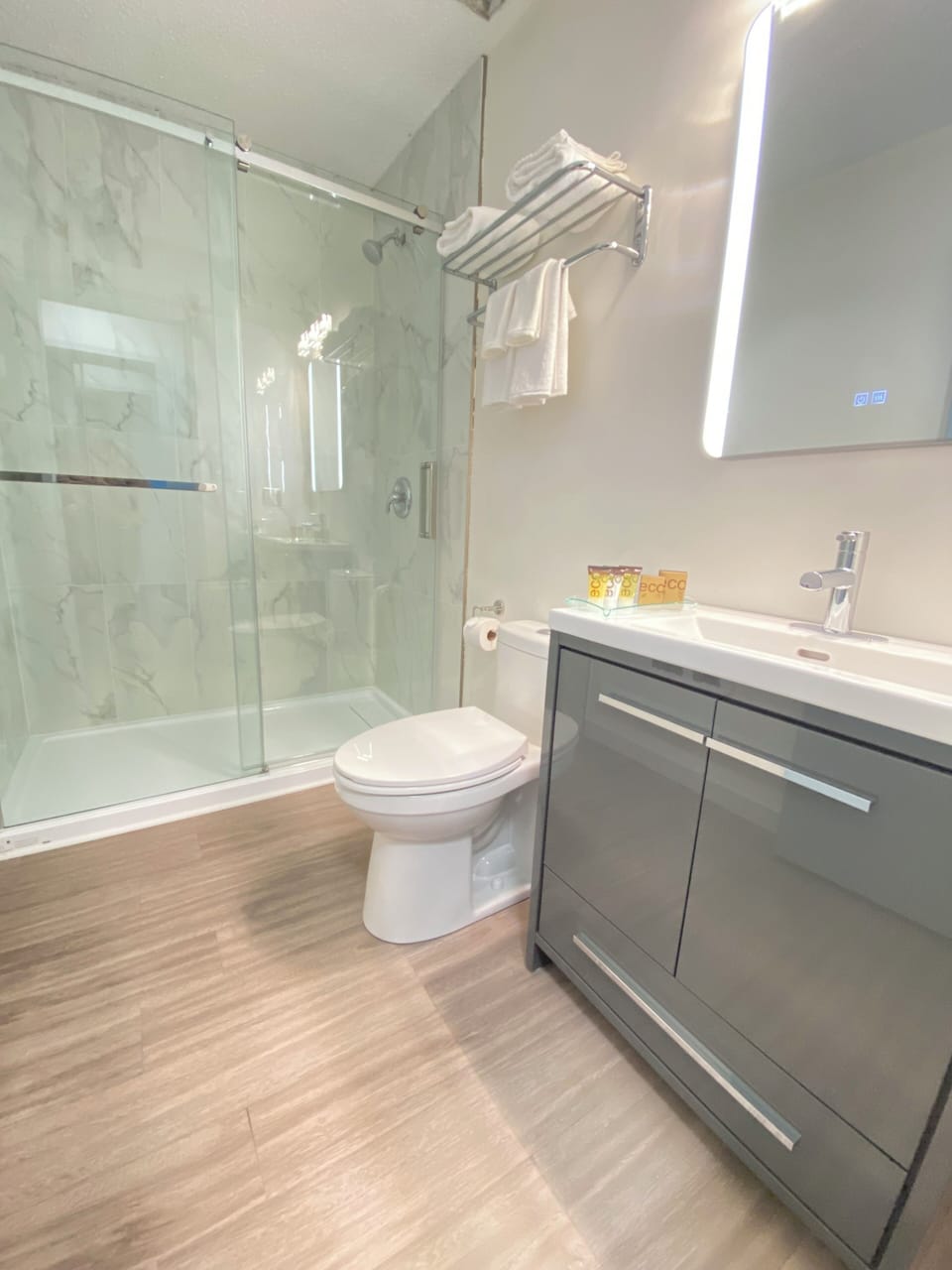 Deluxe Double Room | Bathroom | Towels, soap, shampoo, toilet paper