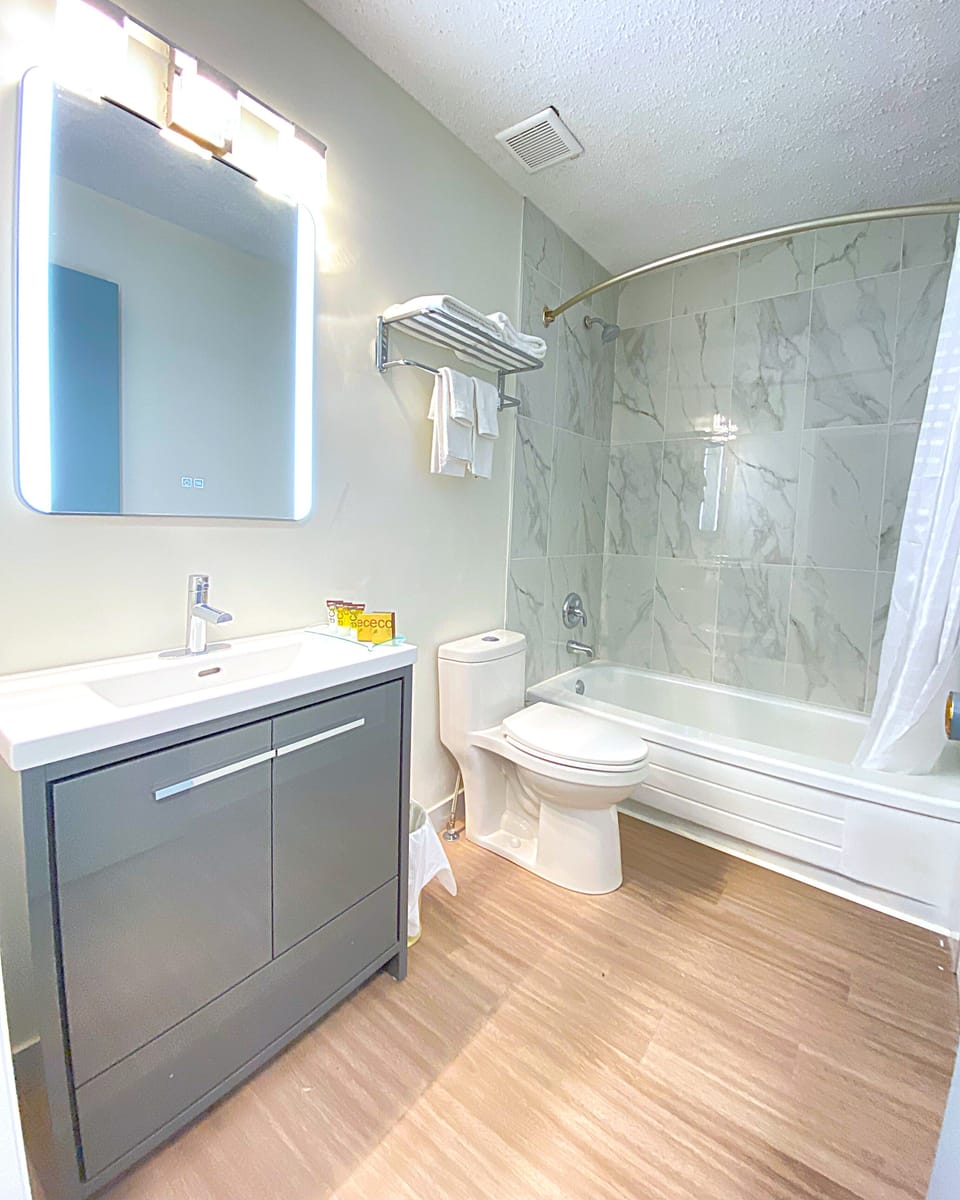 Standard Double Room | Bathroom | Towels, soap, shampoo, toilet paper