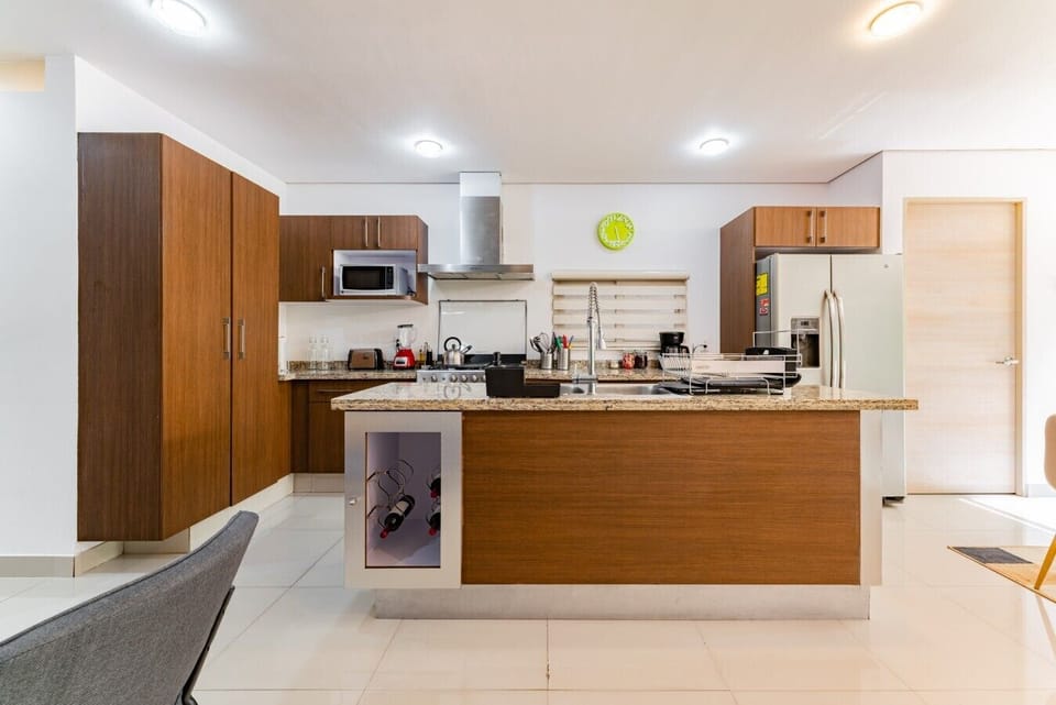 AirBnB SLP102-23