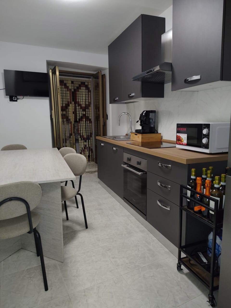 Deluxe Double or Twin Room | Private kitchen | Mini-fridge, microwave, oven, stovetop