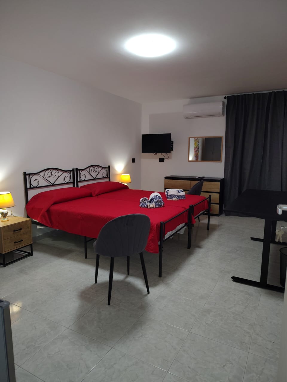 Deluxe Double or Twin Room | In-room safe, desk, iron/ironing board (on request)