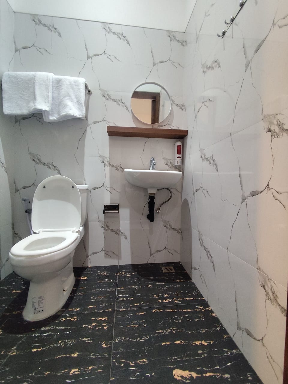 Family Double Room, Courtyard View | Bathroom | Free toiletries, towels, soap, shampoo