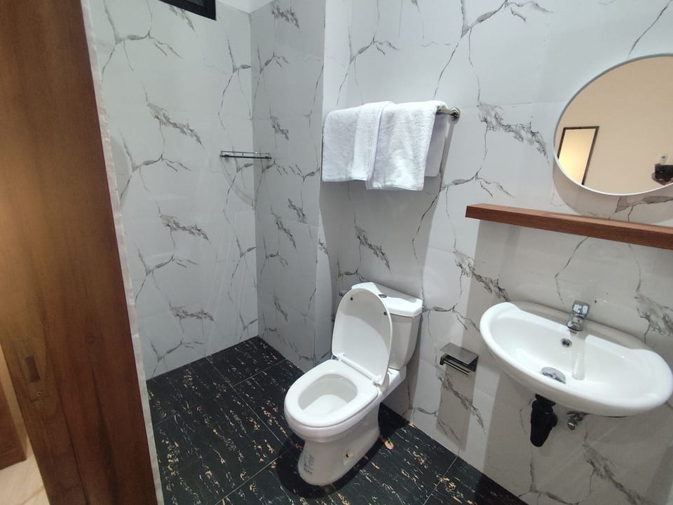 Family Double Room, Courtyard View | Bathroom | Free toiletries, towels, soap, shampoo