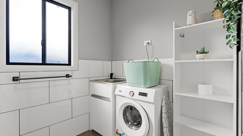 Internal laundry with washing machine, ideal for longer stays.