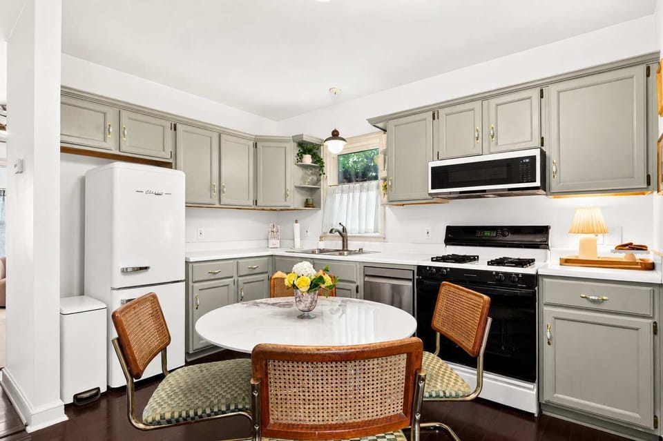 Kitchen: Enjoy the convenience of a fully equipped kitchen paired with a cozy dining area, creating the perfect space for cooking, sharing meals, and making lasting memories together.