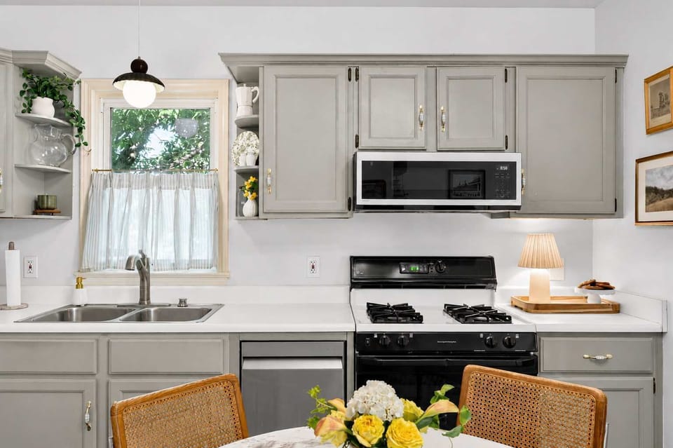 Kitchen: Enjoy the convenience of a fully equipped kitchen paired with a cozy dining area, creating the perfect space for cooking, sharing meals, and making lasting memories together.
