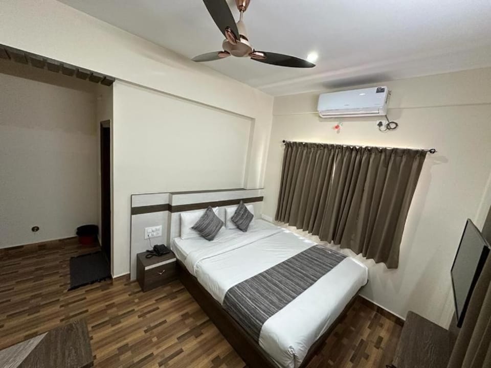 In-room safe, iron/ironing board, WiFi (free)