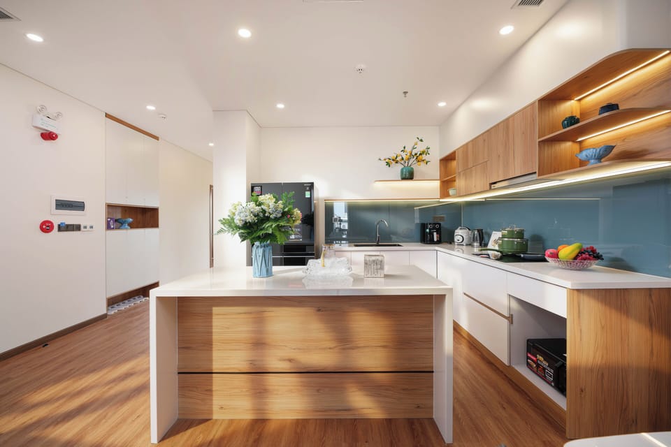 Executive Studio, City View | Private kitchen | Fridge, microwave, cookware/dishes/utensils