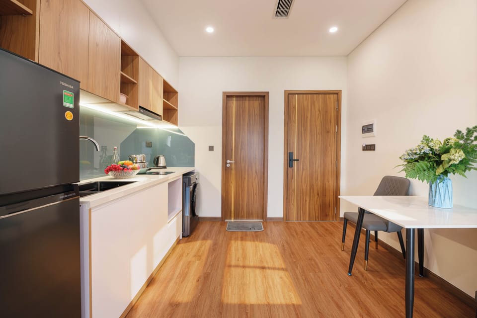 Deluxe Studio | Private kitchen | Fridge, microwave, cookware/dishes/utensils