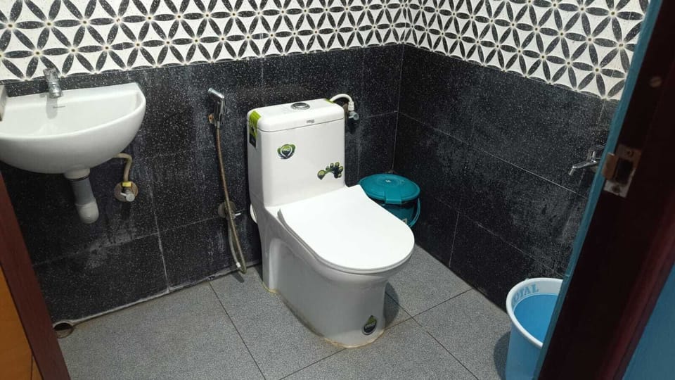 Standard Room | Bathroom | Towels, soap, shampoo