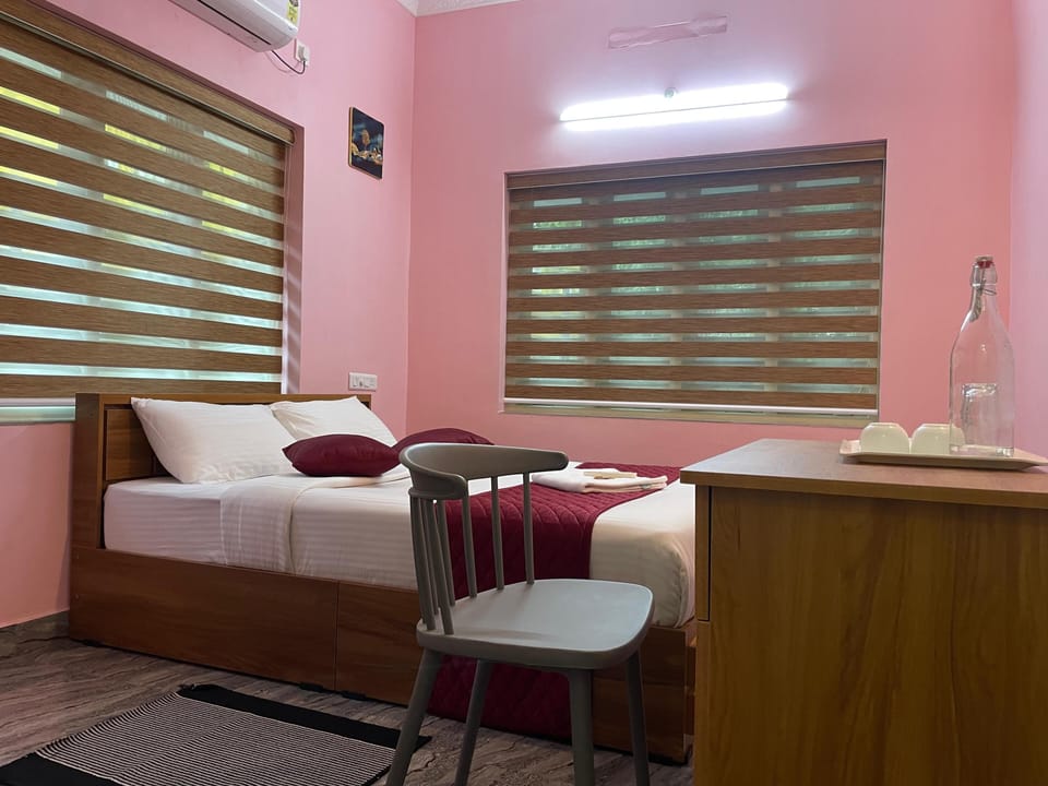 Luxury Cottage | Desk, WiFi (free), bed sheets