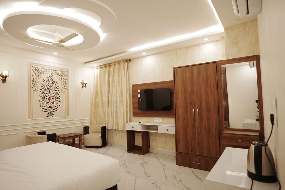 Deluxe Double Room | Desk, laptop workspace, soundproofing, iron/ironing board (on request)