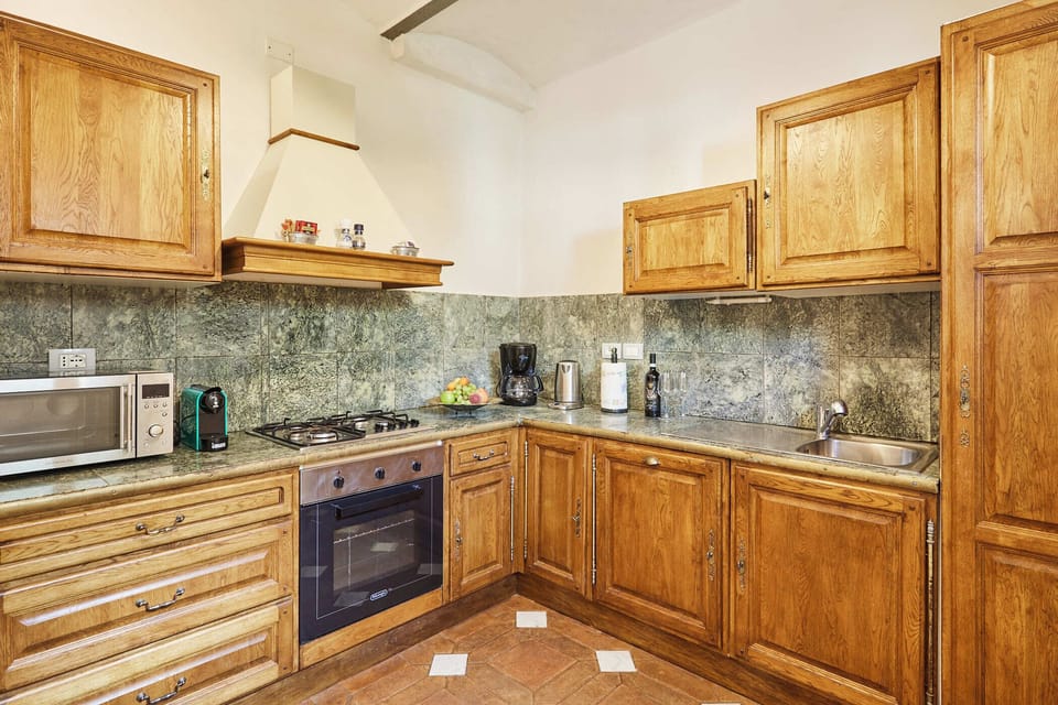 Full-size fridge, stovetop, dishwasher, coffee/tea maker