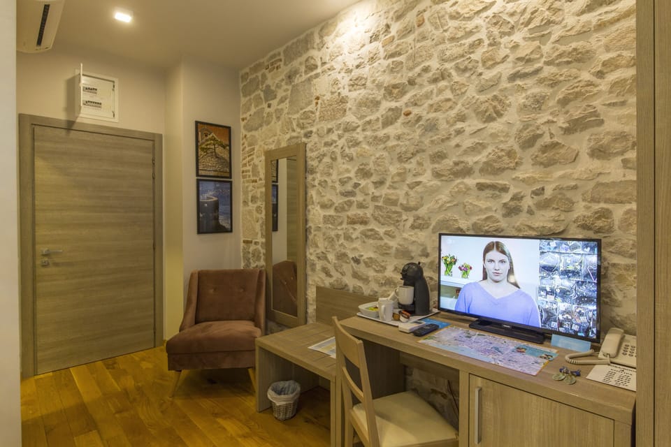 Double or Twin Room | Desk, iron/ironing board (on request), WiFi (free)