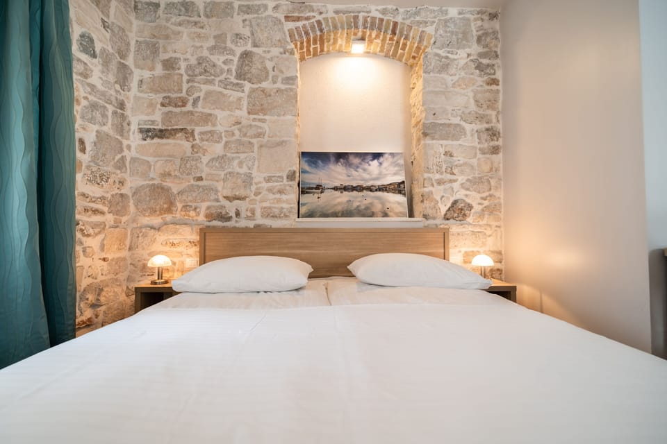 Triple Room | Desk, iron/ironing board, free WiFi