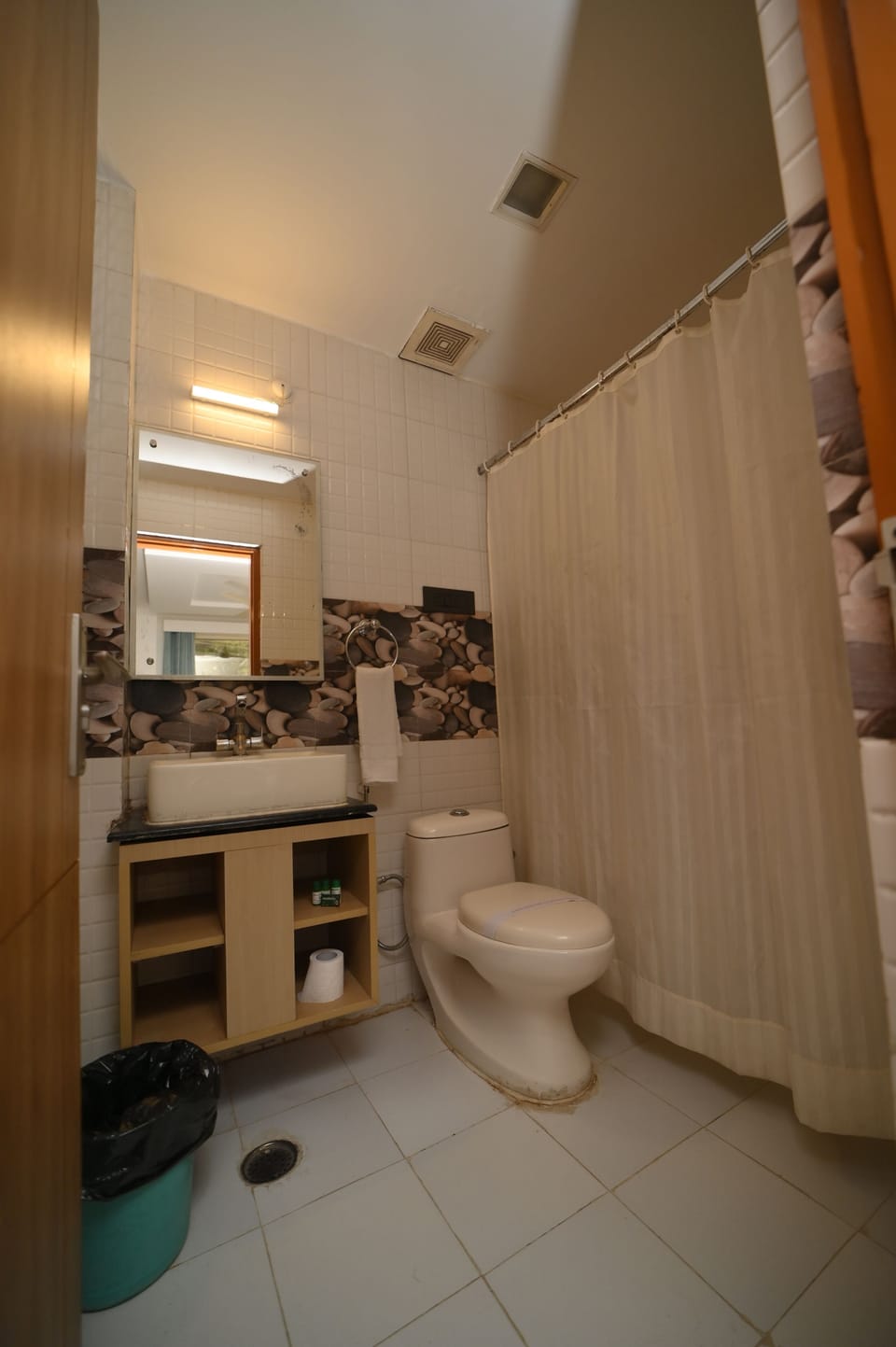 Shower, free toiletries, towels, soap