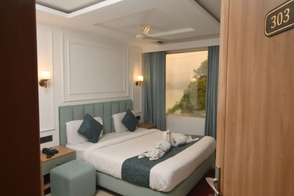 Double Room, Lake View | Desk, WiFi (free)