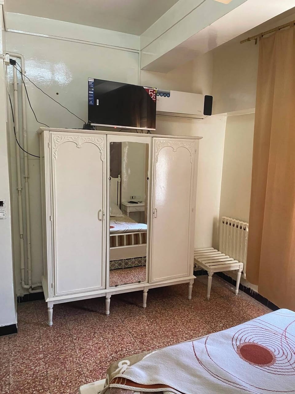 Laptop workspace, WiFi (free), bed sheets