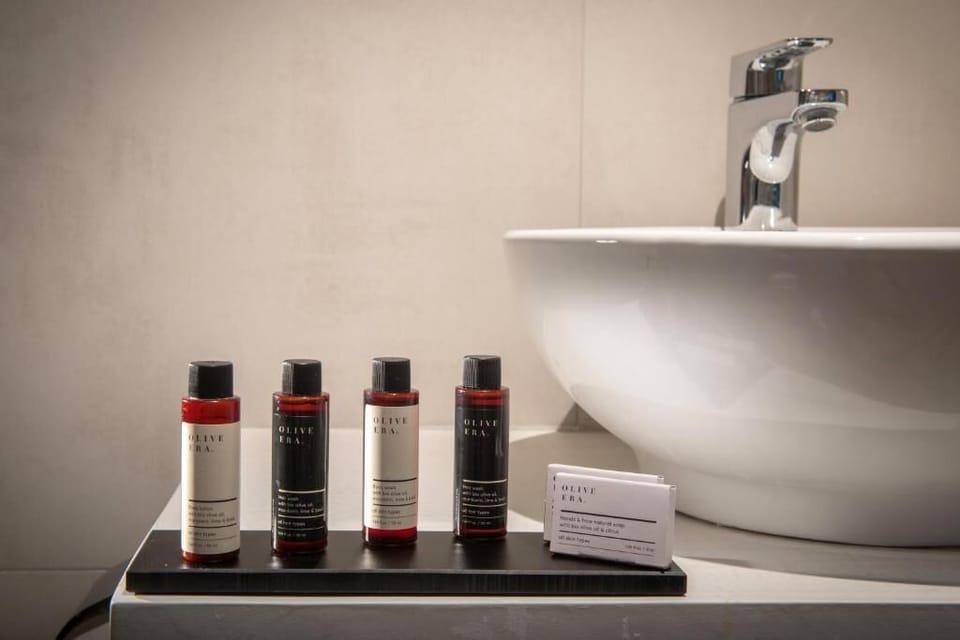 Junior Suite | Bathroom | Eco-friendly toiletries, hair dryer, towels