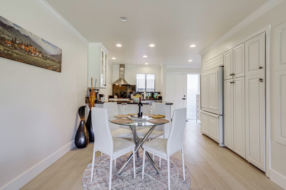 Dining Area | Dishware/Flatware Provided