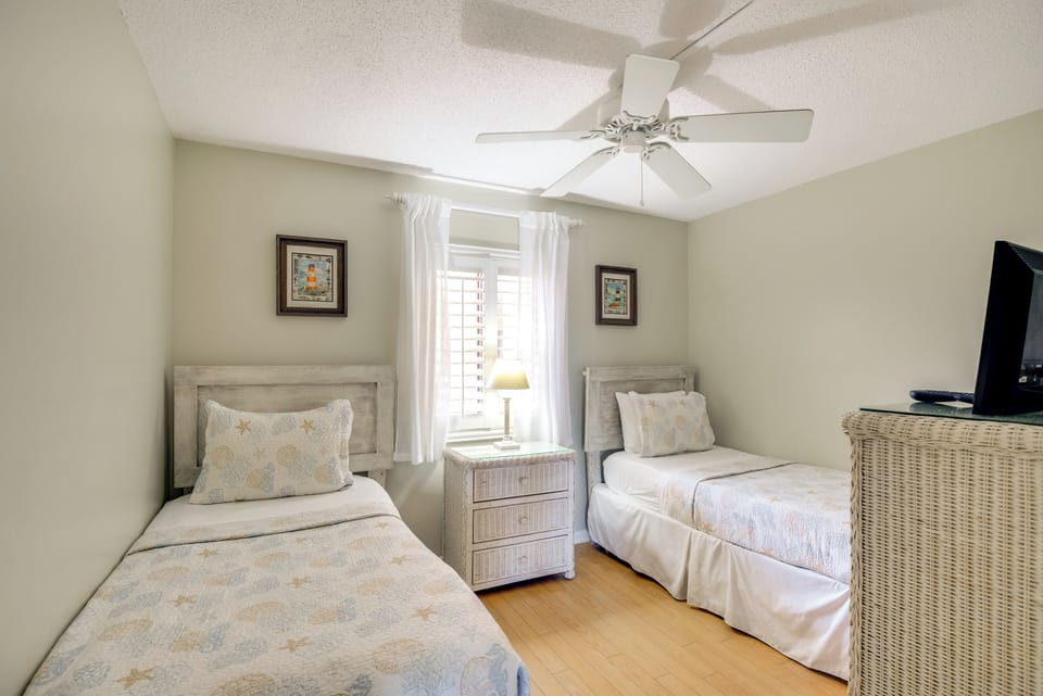 Unit 2 | Bedroom 4 | 2 Twin Beds