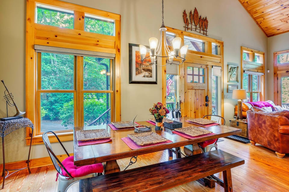 Dining Area | Dishware/Flatware Provided | Main Level