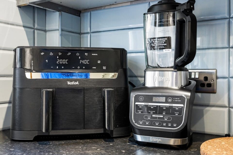 Kitchen airfryer and blender