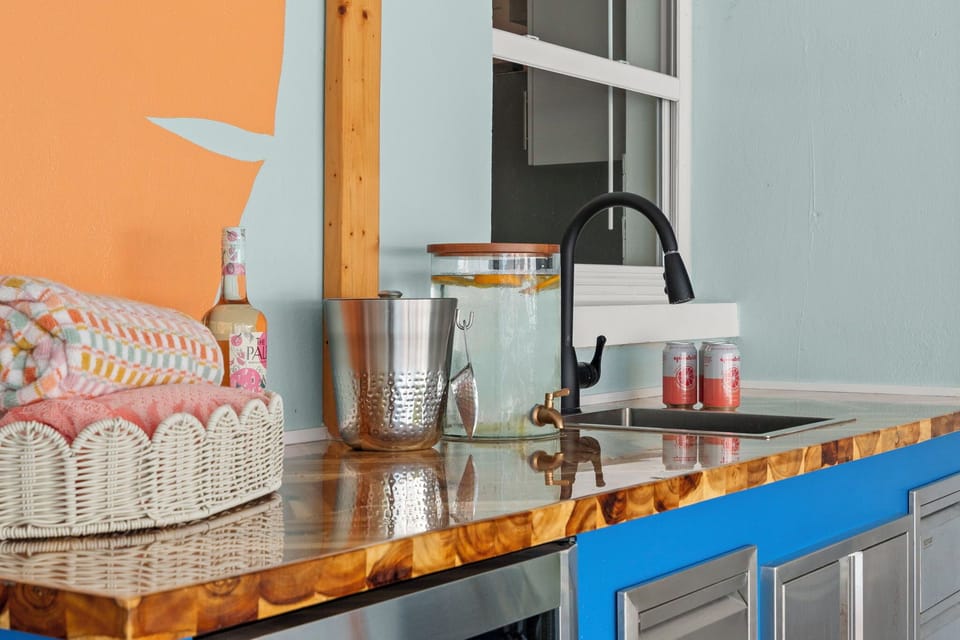 Make foods and drink easily with the outdoor kitchen.