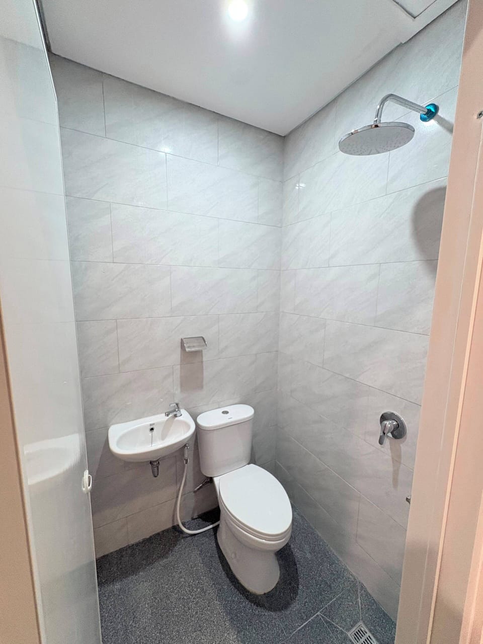 Standard Double Room | Bathroom | Shower, towels, soap, shampoo