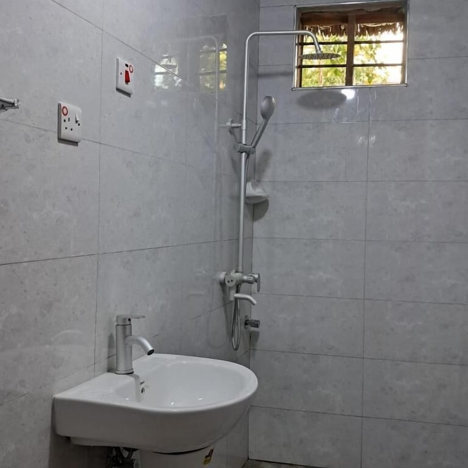 Superior Double or Twin Room, Balcony, City View | Bathroom | Combined shower/tub
