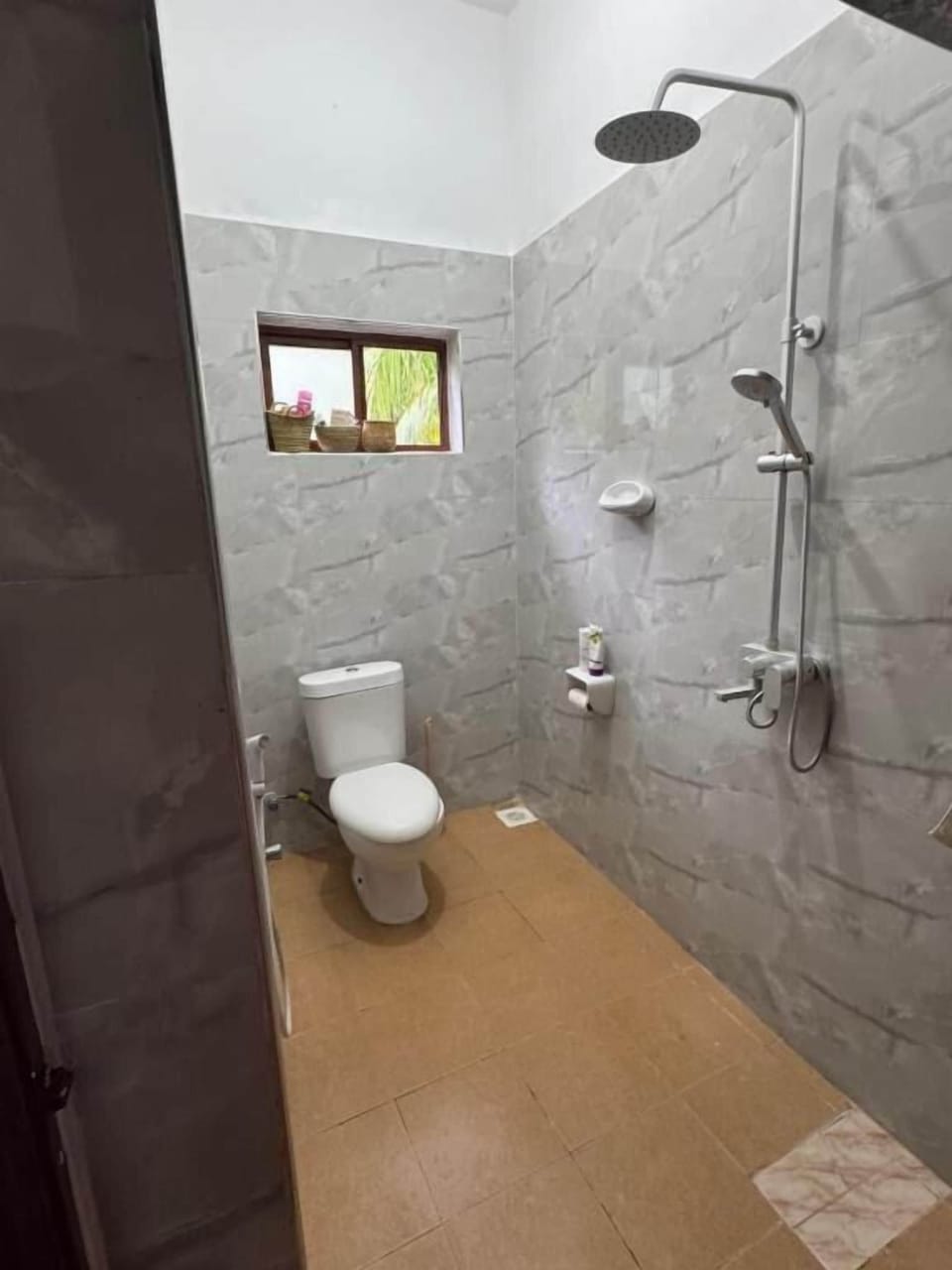 Combined shower/tub