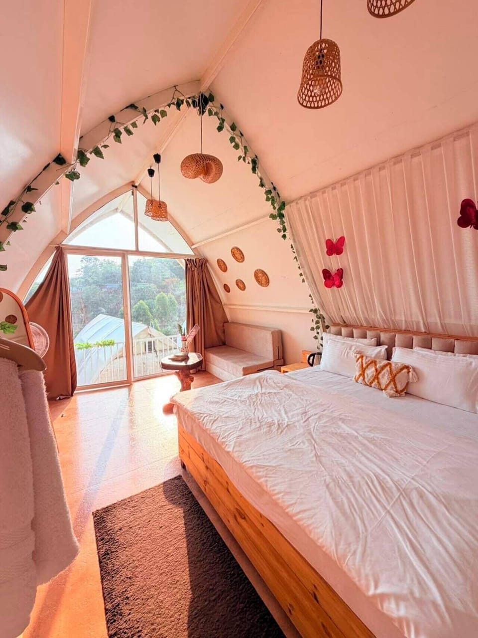 Luxury Tent, Lake View | Laptop workspace