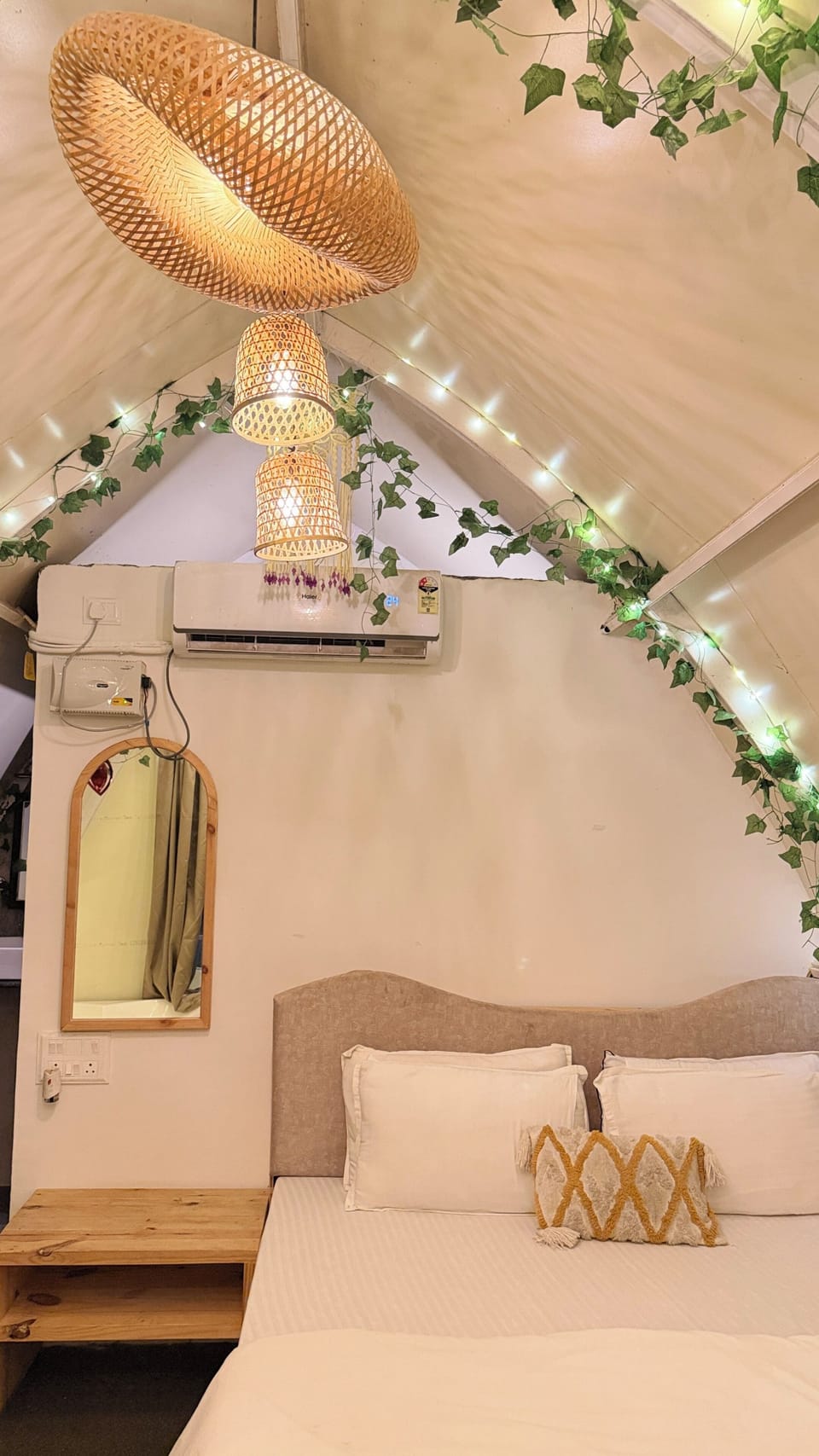 Luxury Tent, Lake View | Laptop workspace