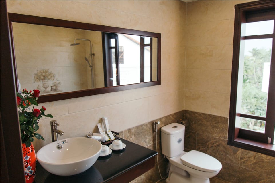 Shower, hydromassage showerhead, free toiletries, hair dryer