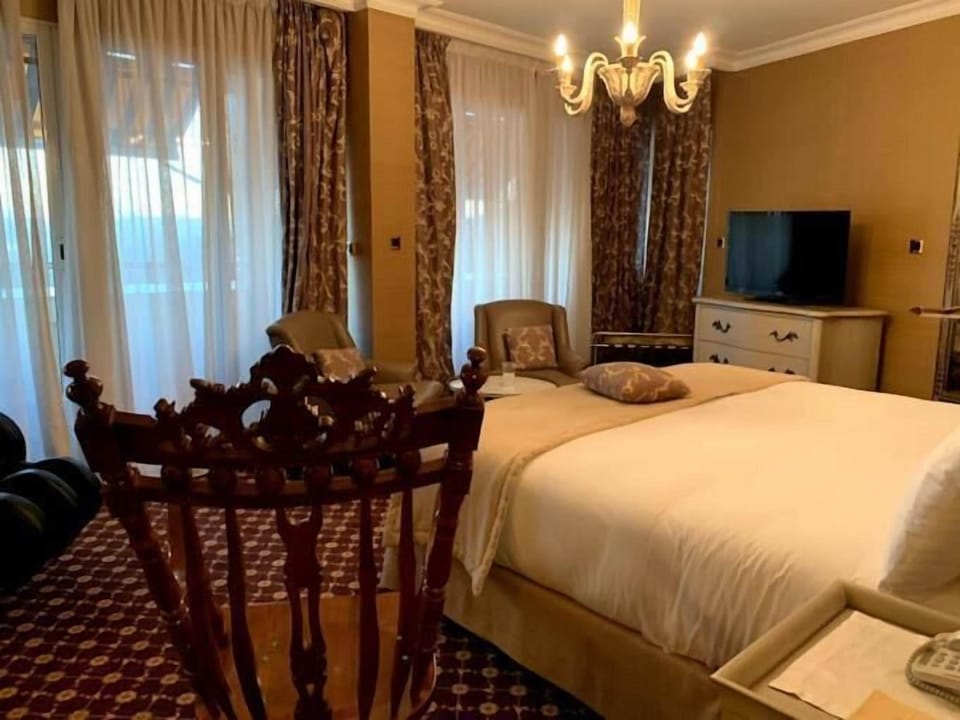 Deluxe Suite | In-room safe, desk, WiFi (free)