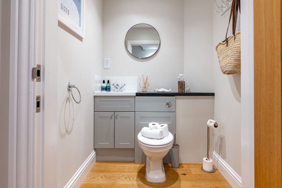 Ground floor: Cloakroom with WC, wash basin and coat hooks