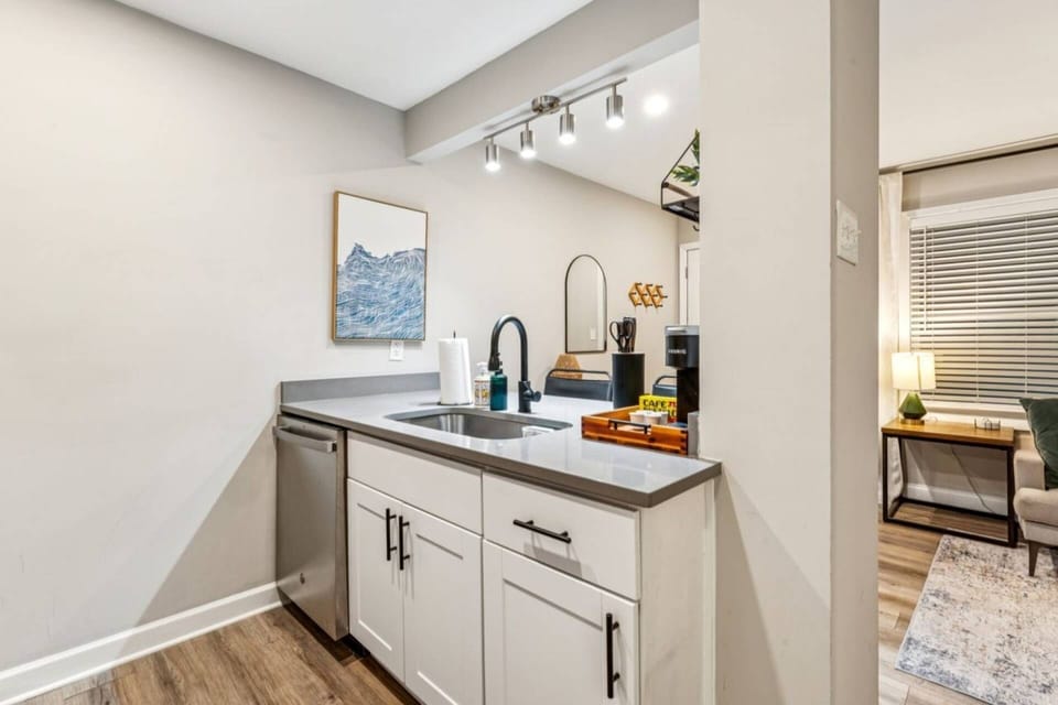 Bright and welcoming kitchen featuring everything you need to prepare your favorite meals.