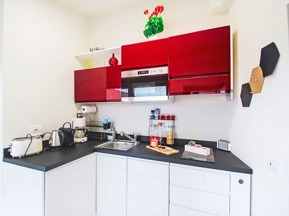 Kitchen Appliance, Kitchen, Major Appliance, Countertop, Interior Design, Cabinetry, Flooring, Furniture, Home Appliance, Lighting